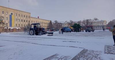 В Кропивницком из-за сильного ветра упала главная елка области - kp.ua - Украина - Черниговская обл. - Кировоградская обл. - Львовская обл. - Полтавская обл. - г. Александрия