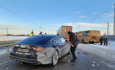 Иномарка влетела в школьный автобус на тюменской трассе - news.megatyumen.ru - Ханты-Мансийск - Тюмень - Тюменская обл. - Ноябрьск