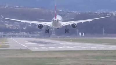 Сильный ветер помешал самолёту сесть в аэропорту Сочи — видео - russian - Анапа - Сочи - Минеральные Воды