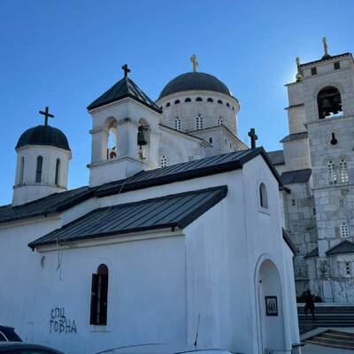 В столице Черногории стену храма СПЦ испортили безобразной... - politnavigator.net - Россия - Сербия - Черногория