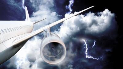 В заходивший на посадку самолет в Сочи ударила молния - 5-tv.ru - Сочи
