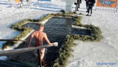 Пять правил безопасного купания на Крещение - как не переохладиться - lenta.ua - Украина