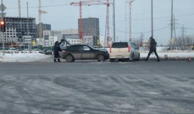 В Тюмени на улице Дружбы машины получили серьезные повреждения из-за ДТП - nashgorod.ru - Тюмень - Звездный