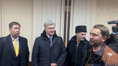 Петра Порошенко - Сторонники Петра Порошенко, обвиняемого в госизмене, начали потасовку с правоохранителями у здания суда в Киеве - 1tv.ru - Украина - Киев - Варшава