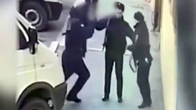 В Дагестане полицейские с автоматами устроили драку - iz.ru - Израиль - респ. Дагестан - Иваново