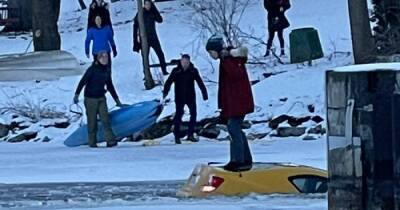 Девушка делала селфи на крыше тонущего в реке авто и не спешила спасаться (видео) - focus.ua - Украина - Оттава - Canada - провинция Онтарио