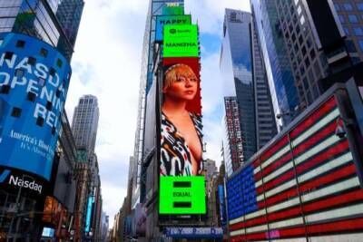 Полина Гагарина - Клавдия Кока - Антон Беляев - Алена Швец - Билборд с изображением Манижи появился на Таймс-сквер в Нью-Йорке - versia.ru - Россия - Нью-Йорк - Таджикистан - Нью-Йорк