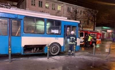 В Ровно на ходу загорелся троллейбус - lenta.ua - Украина