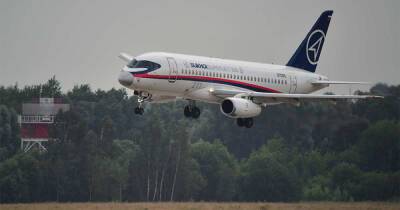 Вылетевший из Шереметьево самолет SSJ-100 совершил экстренную посадку - ren.tv - Москва - Челябинск