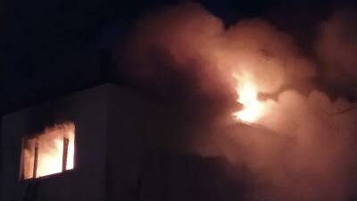 В Сухом Логу вспыхнул пожар в многоквартирнике – горят чердак и квартиры (ФОТО) - newdaynews.ru - Россия - Свердловская обл.