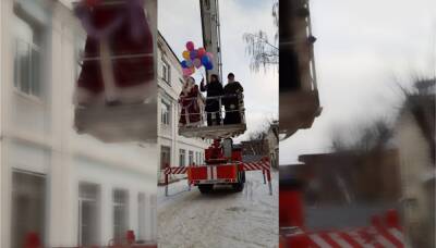 Владимир Васильев - Дед Мороз в Твери поднялся на автовышке для поздравления больных коронавирусом детей - afanasy.biz - Тверь - Тверская обл.