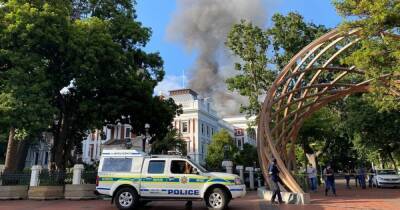 Существует вероятность обвала: в ЮАР горит здание парламента (ВИДЕО) - dsnews.ua - Украина - Юар - Парламент