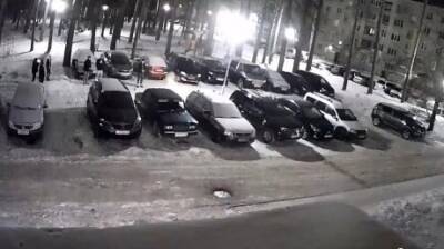 В Заречном любители петард рискнули машинами на парковке - penzainform.ru