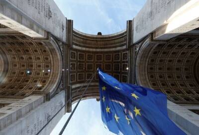 Марин Ле-Пен - Клеман Бон - Флаг ЕС сняли с Триумфальной арки в Париже после того, как тот вызвал резонанс - unn.com.ua - Украина - Киев - Франция - Париж
