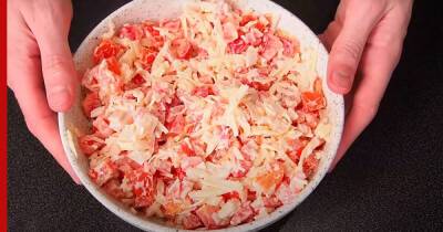 30 минут на кухне: салат "Красное море" с крабовыми палочками и помидорами - profile.ru