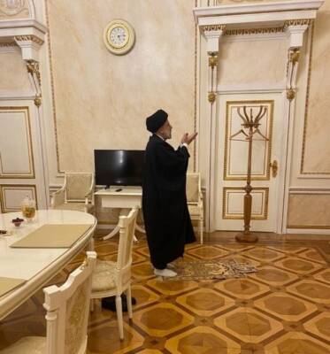 Владимир Путин - Ибрагим Раиси - Фото дня: Президент Ирана совершил намаз на молитвенном коврике в Кремле - enovosty.com - Москва - Россия - Китай - Иран