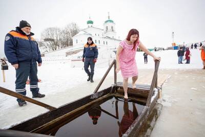 Около 2500 жителей Псковской области приняли участие в крещенских купаниях - mk-pskov.ru - Россия - Псковская обл. - Псков