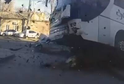 В Одессе неуправляемый автобус разгромил машины и врезался в здание: момент попал на видео - politeka.net - Украина - Киев - Одесса - Одесса - Santa Fe