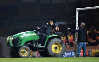Футболист погнул штангу во время матча, ситуацию спас трактор - korrespondent - Украина - Англия