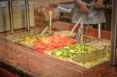 Появление мизерных порций салатов в школе Чувашии связано с повышением цен - aif.ru - респ. Чувашия - Новочебоксарск
