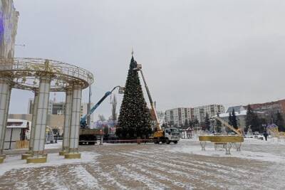 В Курске начали разбирать новогоднюю ель на Театральной площади - chr.mk.ru - Курск