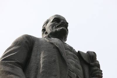 Владимир Ленин - На Украине демонтированный памятник Ленину выставили на аукцион - aif.ru - Украина - Черниговская обл.