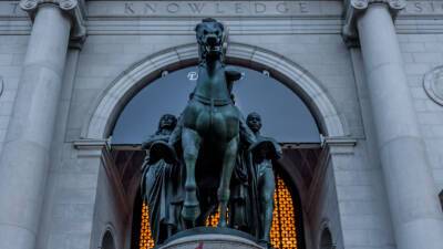Теодор Рузвельт - Джордж Флойд - В Нью-Йорке демонтировали памятник Теодору Рузвельту - mir24.tv - США - Нью-Йорк - Нью-Йорк - штат Северная Дакота