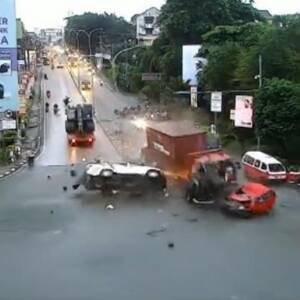 Индонезия - В Индонезии грузовик протаранил десятки авто: погибли 19 человек - reporter-ua.com - Индонезия