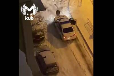 Вы за что задерживаете Санька?!: В Краснодаре женщина вступила в конфликт с полицейскими - kuban.mk.ru - Краснодар