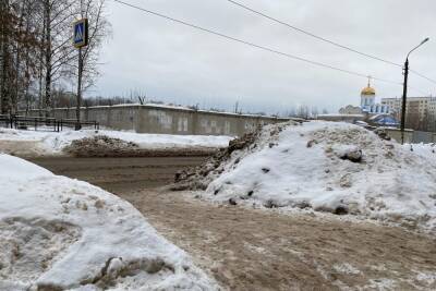 Тверские пешеходы рискуют попасть под машины из-за огромных сугробов - tver.mk.ru - Тверь