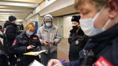 Борис Джонсон - На ряде станций метро Москвы проводятся проверки масочного режима - mir24.tv - Москва - Англия
