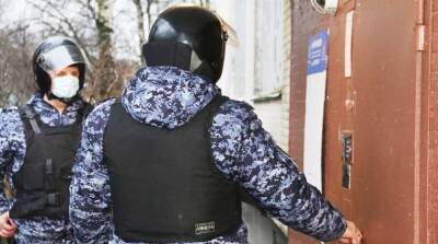 Росгвардия увезла в наручниках петербуржца, угрожавшего зарезать свою пассию и его сына, ему будут рады в Москве - neva.today - Москва - Санкт-Петербург - р-н Выборгский