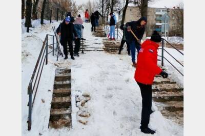 Смоленские чиновники помогают убирать снег - mk-smolensk.ru - Россия - район Ленинский