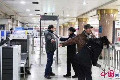 В преддверии Олимпиады власти Пекина ужесточают досмотр в метро - eadaily.com - Китай - Пекин