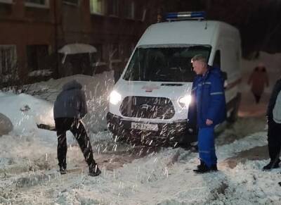 В Удмуртии неравнодушные жители помогли вытолкать застрявшую в снегу скорую помощь (ВИДЕО) - gorodglazov.com - Россия - респ. Удмуртия - Ижевск