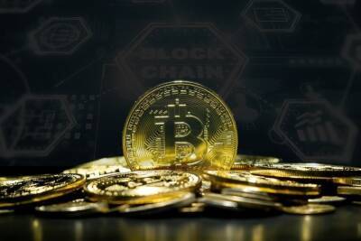 Курс биткоина обвалился на 10% - mk.ru - Москва - Казахстан