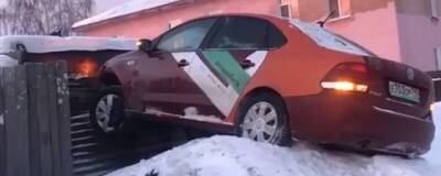 В Верхней Салде каршеринговый автомобиль взлетел на сугроб и протаранил забор - runews24.ru - Екатеринбург - Таджикистан - Люксембург