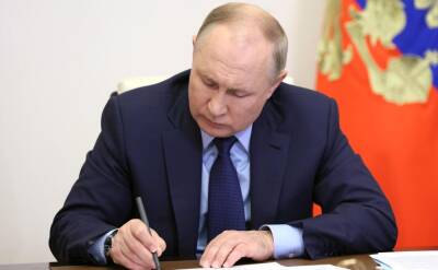 Владимир Путин - Путин поручил повысить пенсии военным на 8,6 % с января 2022 года - sib.fm - Россия