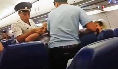 Дебоширов на борту самолетов предлагают усмирять пластиковыми наручниками - newizv.ru