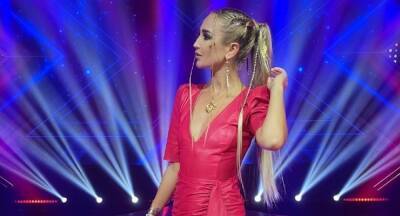 Ольга Бузова - Ольга Бузова грубо оттолкнула поклонника во время фотографирования в Сочи - inforeactor.ru - Сочи