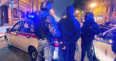 Жителей Петербурга напугал мужчина в балаклаве с муляжом автомата - ren.tv - Петербурга - Санкт-Петербург