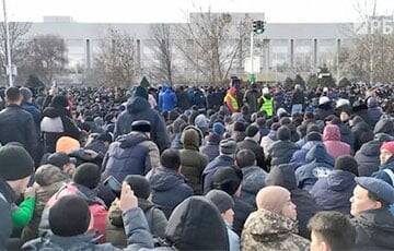 Касым-Жомарт Токаев - Жители Жанаозена вышли на митинг к зданию акимата - charter97.org - Казахстан - Белоруссия - Жанаозть