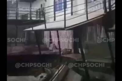 В ночь с 21 по 22 января шторм разрушил эллинги в Сочи - mk.ru - Сочи - Краснодарский край - район Лазаревский, Сочи