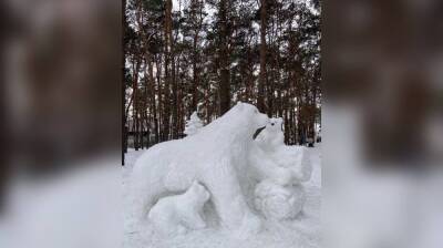 В популярном воронежском парке из снега создали семью медведей - vestivrn.ru - Воронеж