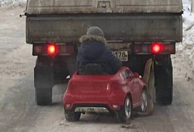 Питер Онлайн - В Кузьмолово ребенка посадили в игрушечную машину следом за грузовиком - online47.ru - Санкт-Петербург