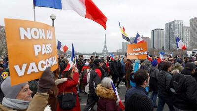 Жан Кастекс - На протест против COVID-пропусков во Франции вышли почти 40 тыс. человек - iz - Израиль - Франция - Париж - Paris