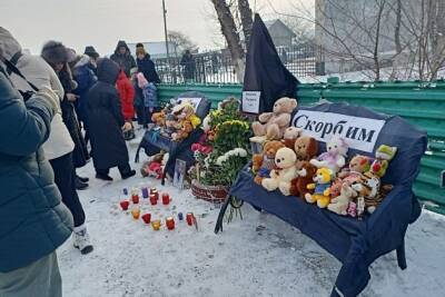 Александр Осипов - Жители Домны собрались возле школы почтить память школьницы, которую загрызли собаки - chita.ru - Забайкальский край