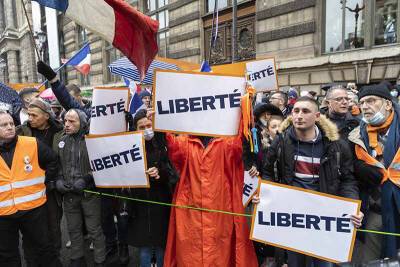 Во Франции прошли массовые акции против COVID-пропусков - news-front.info - Франция - Париж - Covid-19