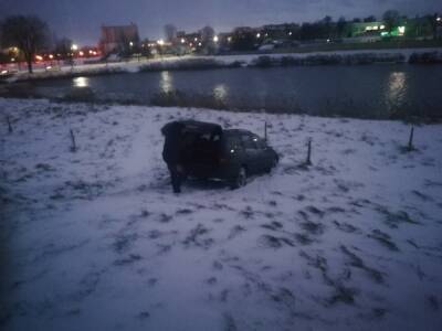 В Лиде 72-летний водитель завел автомобиль и едва не оказался в озере - grodnonews.by - Белоруссия