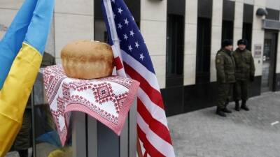 США предписали семьям сотрудников посольства в Киеве покинуть Украину - 5-tv.ru - Россия - США - Украина - Киев